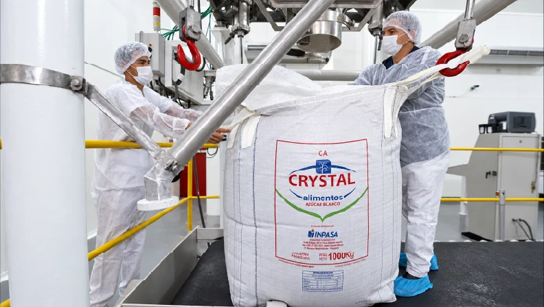 Colaboradores de Inpasa envasando un big bag de Azúcar Crystal