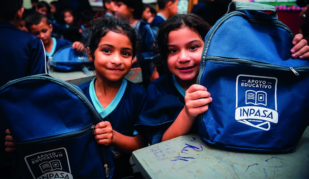 Niñas con mochilas del programa Apoyo Educativo de Inpasa
