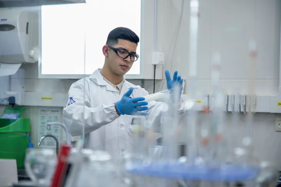 Colaborador en el laboratorio