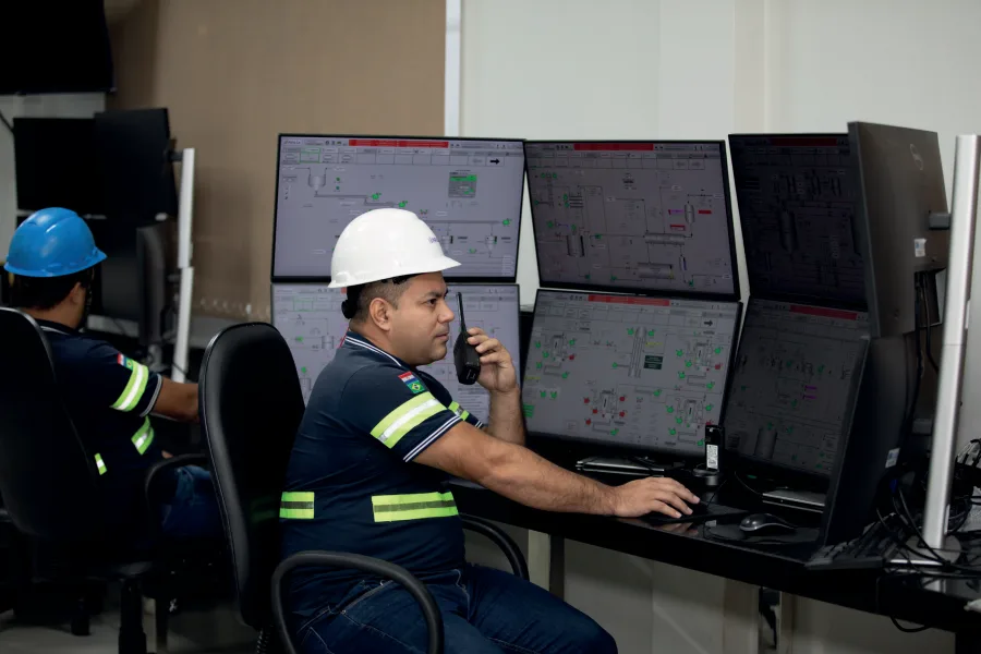 Colaborador en la sala de control